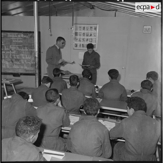 Centre de formation de Bourkika et de Boufarik. Foyers de jeunes de Douera. Salle de classe.