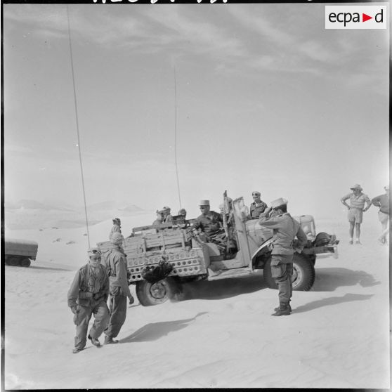 Grand Erg oriental. Le convoi s'arrête sur une dune.