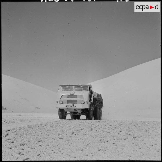 Grand Erg oriental. Le 6x6 SAVIEM dans les dunes.