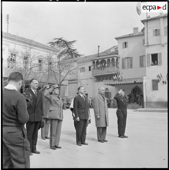 Constantine. Michel Debré, accompagné de Paul Delouvrier et du général Olié, passe en revue la musique du 7e RTA (7e régiment de tirailleurs algériens).