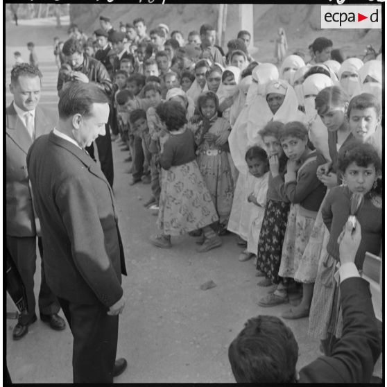 Biskra. Michel Debré salue des enfants.