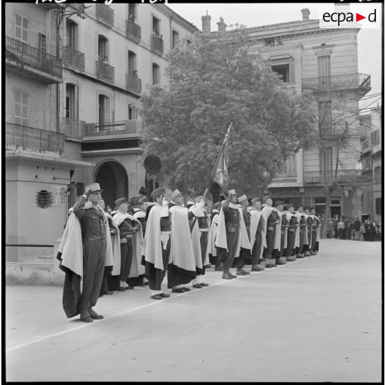 Constantine. Michel Debré, accompagné de Paul Delouvrier et du général Olié, passe en revue la musique du 7e RTA (7e régiment de tirailleurs algériens).