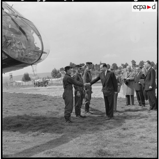 Constantine. Michel Debré serre la main aux membres de l'équipage devant piloter les autorités jusqu'à Souk Ahras.