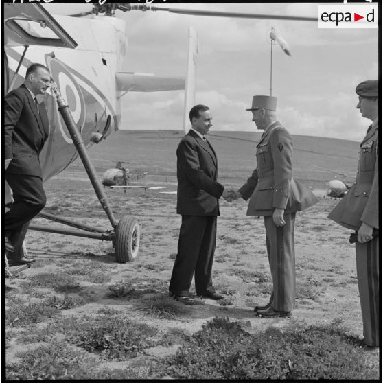 Arrivée de Michel Debré à Souk Ahras. Il est accueilli à sa descente d'hélicoptère par le général Dulac.