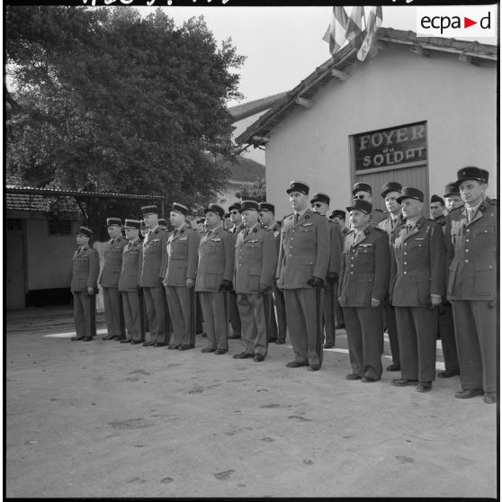 Maison-Carrée. CAR 101. Une troupe de vant le foyer du soldat.