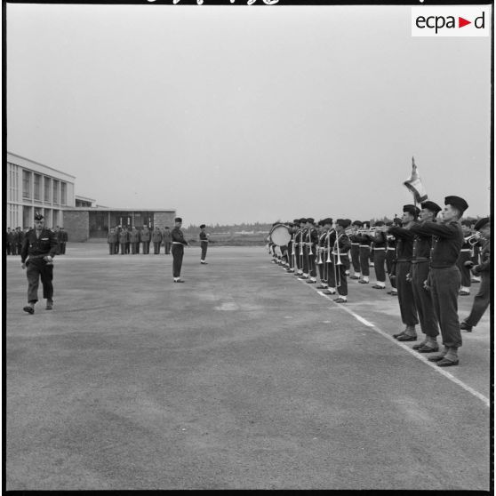 Air de France. EMAT/AFN. Le lieutenant-colonel Toutain, commandant en second de l'école, passe les troupes en revue.