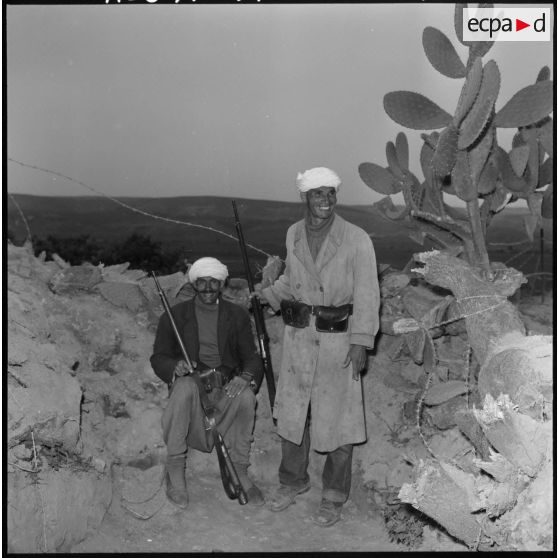 Douar El Khelaif. Les hommes du groupe d'autodéfense, à leur poste de combat.