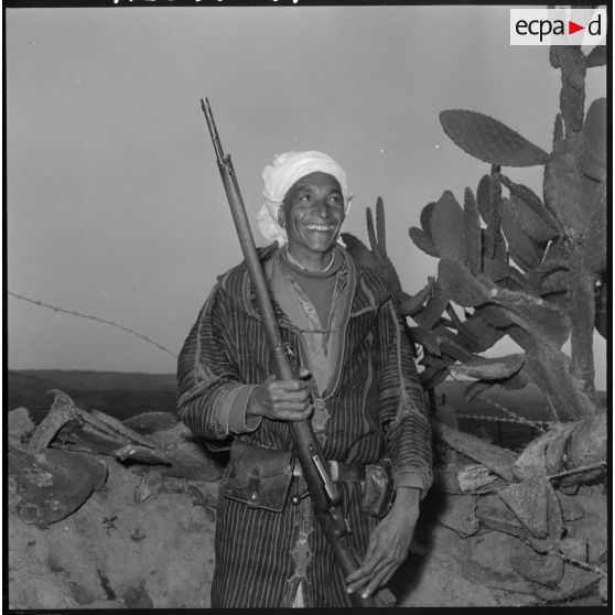 Douar El Khelaif. Un homme du groupe d'autodéfense à son poste de combat.