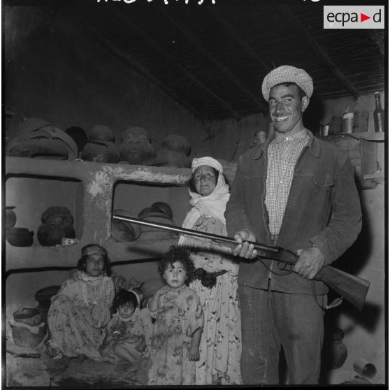 Douar El Khelaif. Un habitant du douar d'El Khelaif, membre du groupe d'autodéfense, veille sur sa famille.