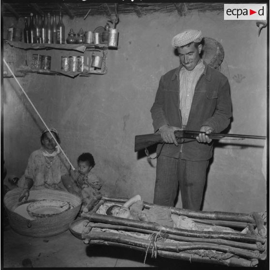 Douar El Khelaif. Un habitant du douar d'El Khelaif, membre du groupe d'autodéfense, veille sur sa famille.