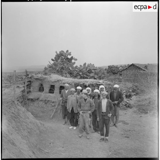 Douar El Khelaif. Une partie du groupe d'autodéfense, devant un des postes de combat aménagés tout autur du douar, en compagnie du sergent-chef Erguy.