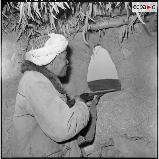 Douar El Khelaif. Un homme du groupe d'autodéfense à son poste de combat.