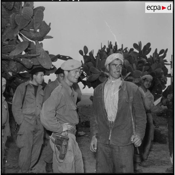 Douar El Khelaif. Les hommes du groupe d'autodéfense, à leurs postes de combat.