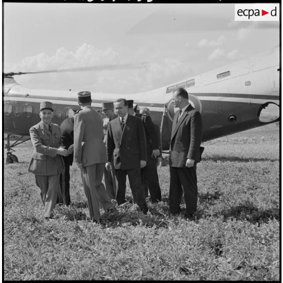 Arrivée de Michel Debré à Robertville, accueilli à sa descente d'hélicoptère par le lieutenant Sandillon.