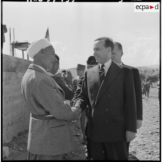 Robertville. Michel Debré serre la main au maire M. Boudjemar Bouine.