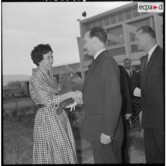 Michel Debré saluant avant son départ Madame Verger, femme du sous-préfet de Philippeville.