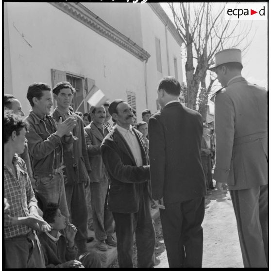 Robertville. Michel Debré félicite un ancien combattant.