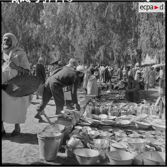 Marché de Lamartine. Marchands de vaisselle et de casseroles.