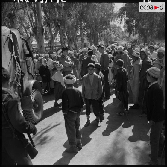 Marché de Lamartine. Les militaires parmi la population civile.