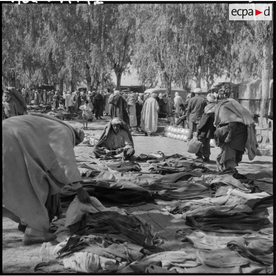 Marché de Lamartine. Marchands de tissus et de vêtements.