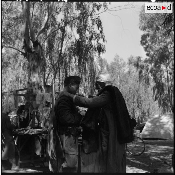 Marché de Lamartine. Un soldat s'entretient avec un marchand.