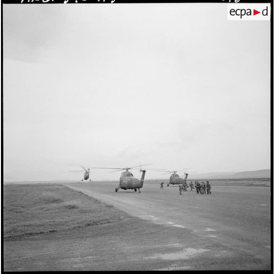 Région de Frenda. Les hélicoptères Sikorsky H-34 prêts à décoller.