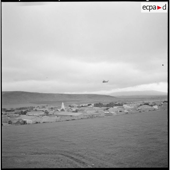 Région de Frenda. Les hélicoptères Sikorsky H-34 survolent un village.