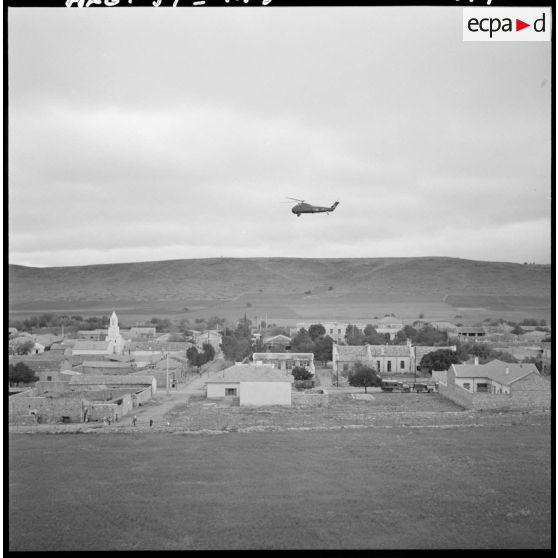 Région de Frenda. Un hélicoptère Sikorsky H-34 survole un village.