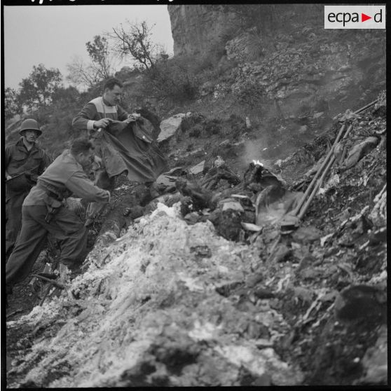 Région de Frenda. Cadavre du pilote et du mécanicien qui se trouvaient dans l'hélicoptère.