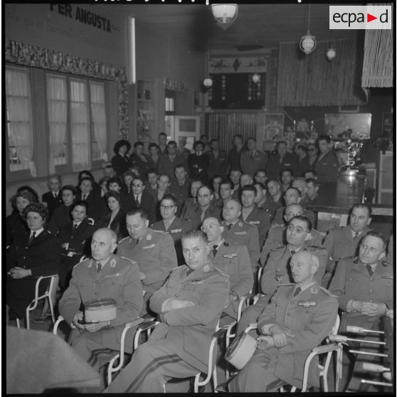 Militaires féminins et masculins écoutant le discours du patron du BRA pendant sa visite au BRA.