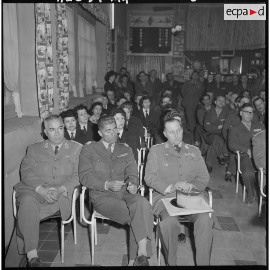 Militaires féminins et masculins écoutant le discours du patron du BRA pendant sa visite au BRA.