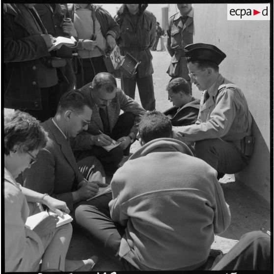 Bordj de l'Agha. Conférence de presse par le capitaine Ruols du 2e bureau Kabylie.