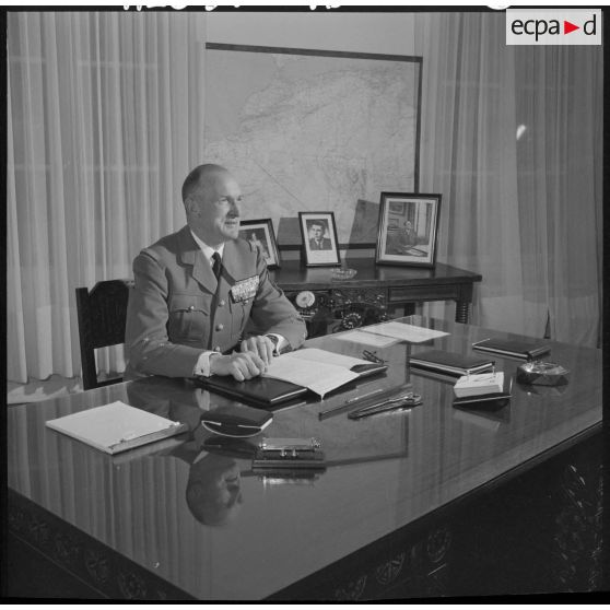 Portrait du général Allard à son bureau.