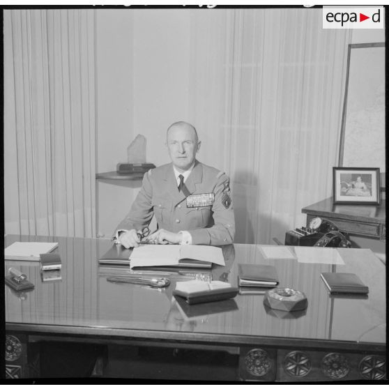 Portrait du général Allard à son bureau.