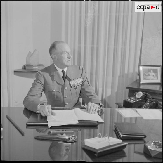 Portrait du général Allard à son bureau.