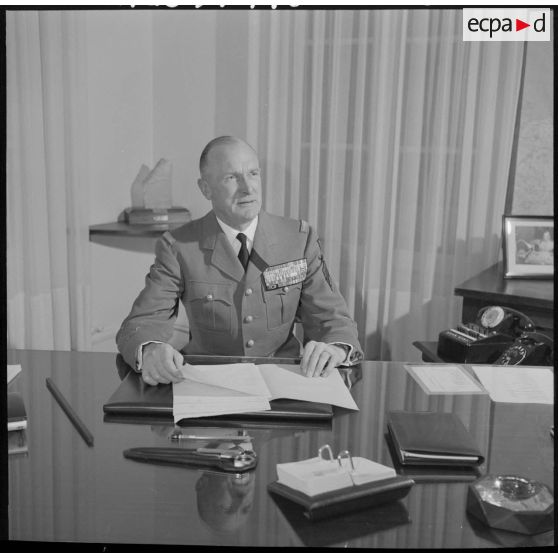 Portrait du général Allard à son bureau.