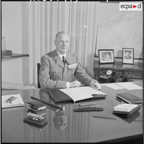 Portrait du général Allard à son bureau.