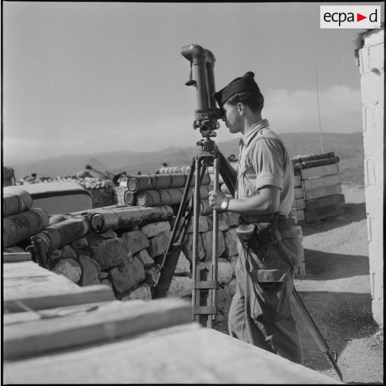 Boudjima. Un soldat observe son environnement.