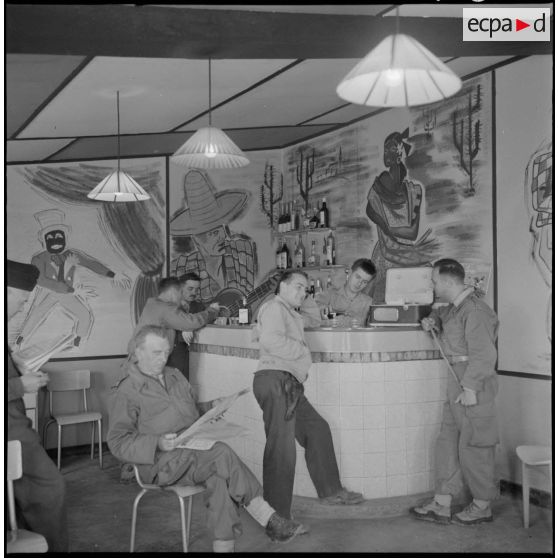 Boudjima. Les soldats se détendent au bar.