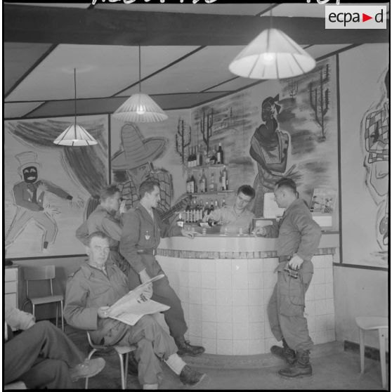 Boudjima. Les soldats se détendent au bar.