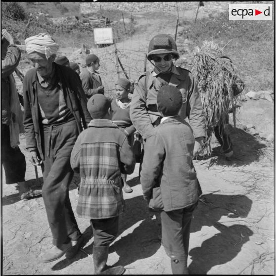 Boudjima. Un soldat avec la population civile.