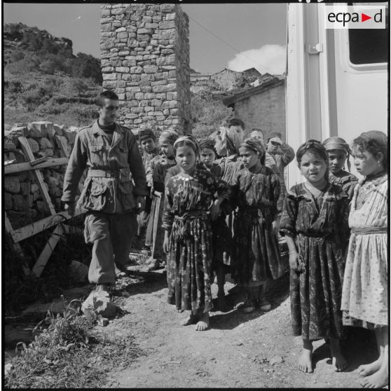 Un soldat instituteur à Boudjima avec ses élèves.