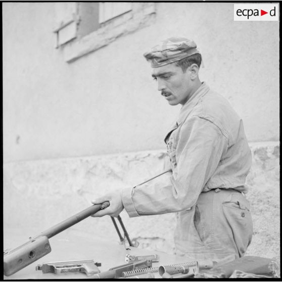 Portrait d'un 2e classe de la classe 57.2-B, tireur fusil-mitrailleur (FM) au commando de chasse du 1/410 régiment d'artillerie d'Afrique (RAA).