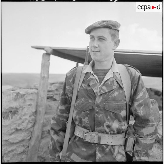 Portrait d'un 1ère classe de la classe 57.1-B, chargeur fusil-mitrailleur (FM) au commando de chasse du 1/410 régiment d'artillerie d'Afrique (RAA).