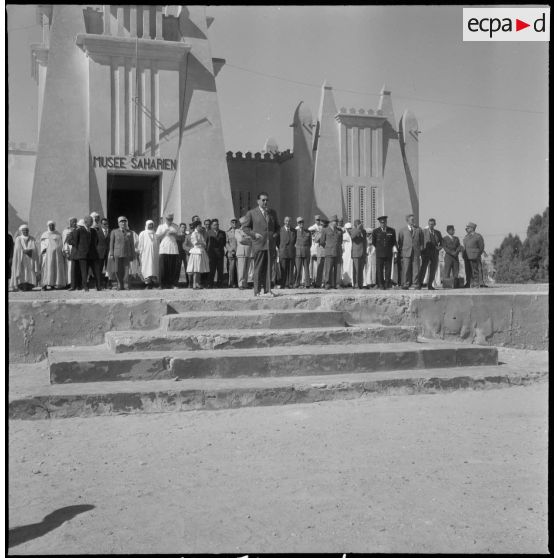 Ouargla. Devant le musée Saharien, Jacques Soustelle s'adresse à la population.