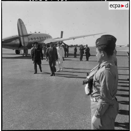 Sur le terrain d'aviation de Ouargla, Jacques Soustelle et le commandant Gorge passent les troupes en revue.