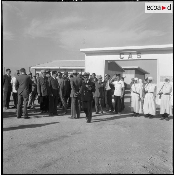 Sur le terrain d'aviation de Ouargla, Jacques Soustelle s'entretient avec les autorités.