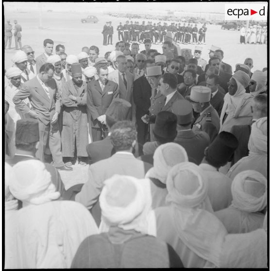 Sur l'aérodrome de Touggourt Jacques Soustelle s'adresse à la nouvelle municipalité de Touggourt et aux nouveaux maires de l'arrondissement.