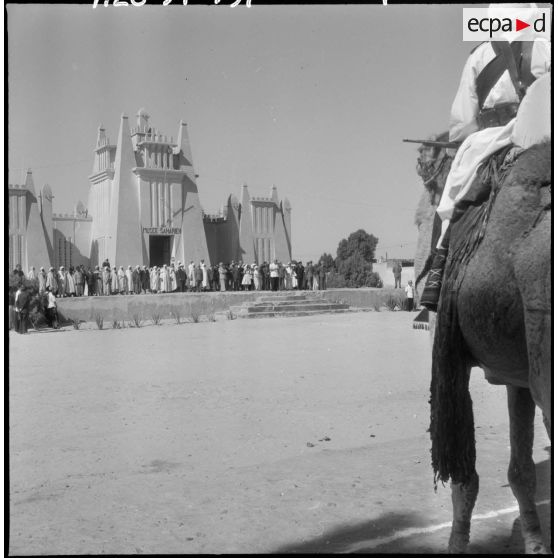 Ouargla. Devant le musée Saharien, une autorité militaire s'adresse à la population.