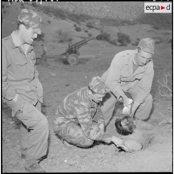 Opération Lilas. Miliana. Soldats en train de préparer un repas.